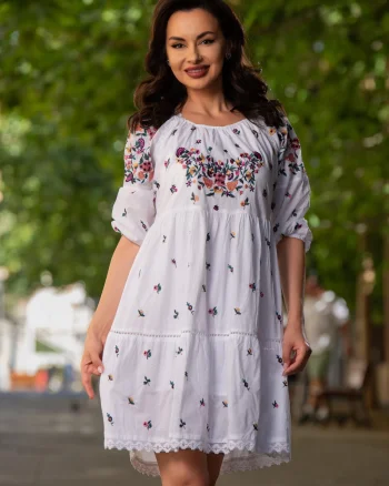Rochie traditionala alba din bumbac Flavia in clos cu flori multicolore brodate