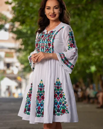 Rochie traditionala alba din bumbac Violeta cu maneca tip clopot si broderie florala