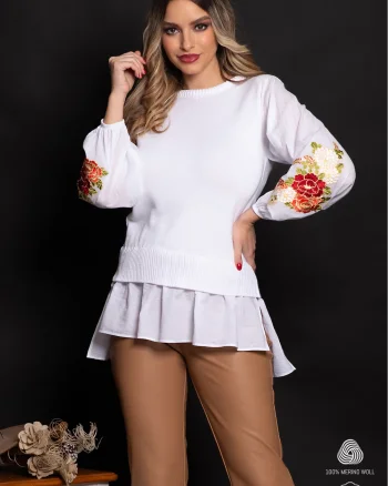 Pulover dama din bumbac alb cu maneci brodate cu bujori bordo si insertie tip camasa