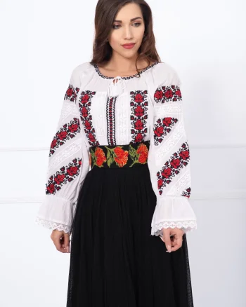 Ie traditionala brodata cu model foloral inspirat din portul national