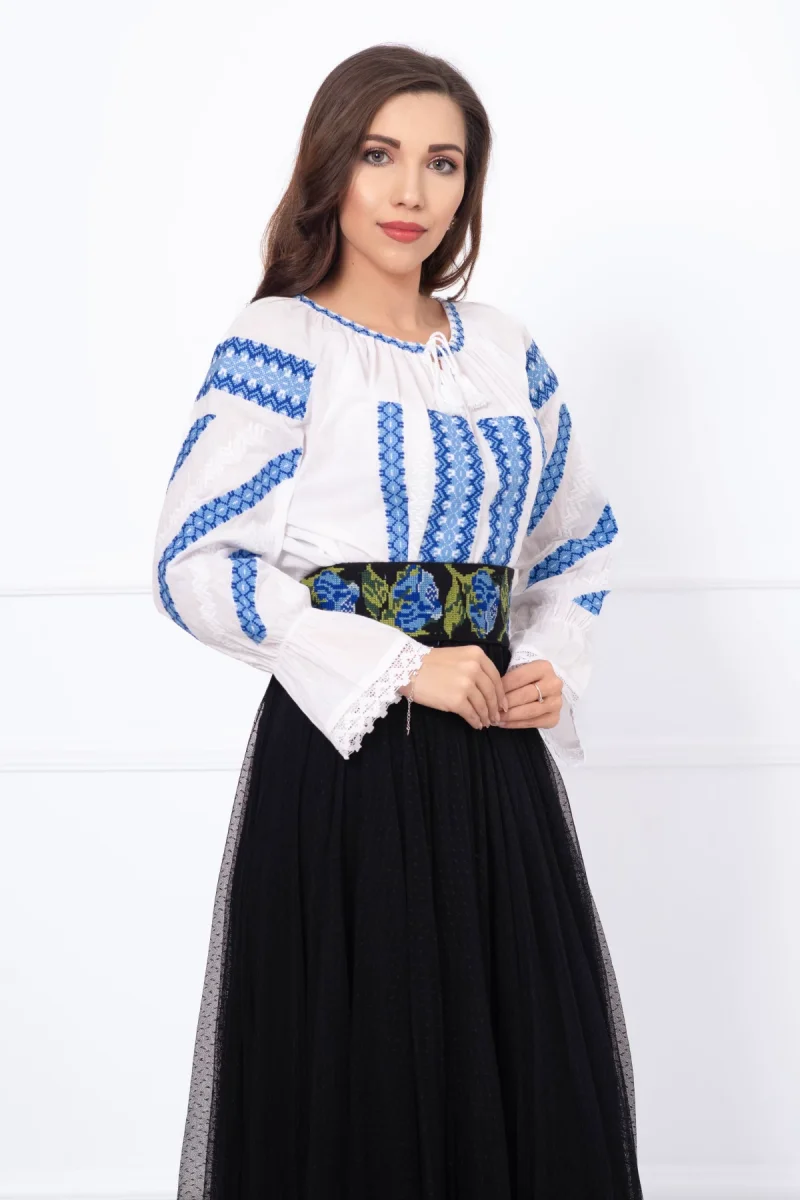 Ie traditionala alba din bumbac cu broderie albastra cu motive geometrice