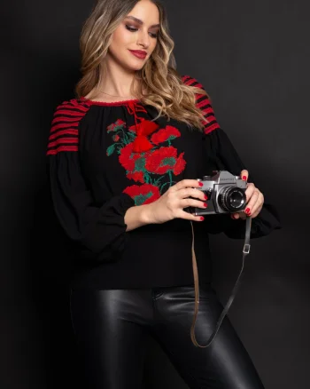 Bluza Effect neagra din vascoza cu broderie florala rosie si maneci bufante