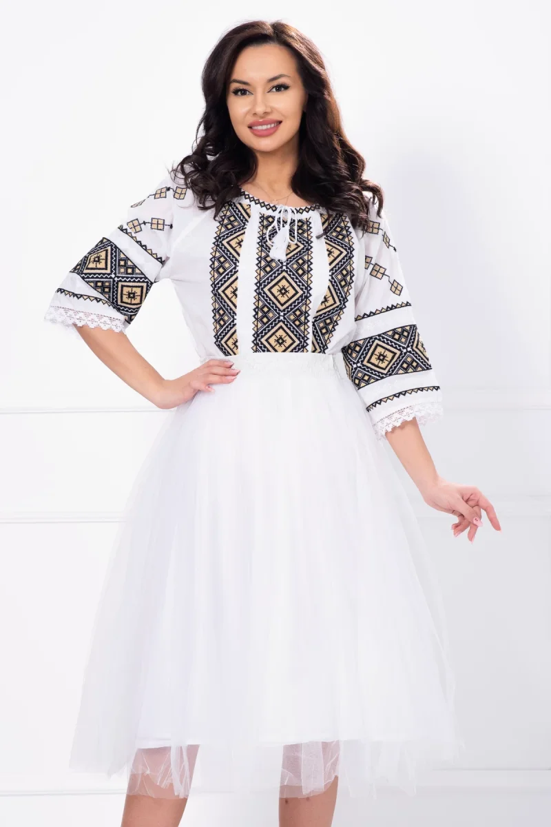 Ie dama traditionala din bumbac brodata cu simbolui rombului