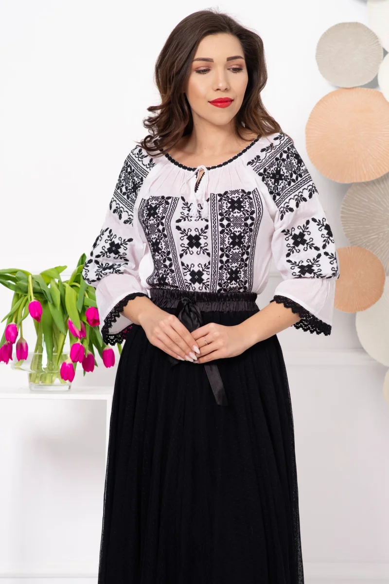 Ie traditionala din bumbac Vera cu broderie florala neagra si maneca trei sferturi