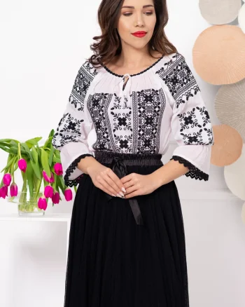 Ie traditionala din bumbac Vera cu broderie florala neagra si maneca trei sferturi