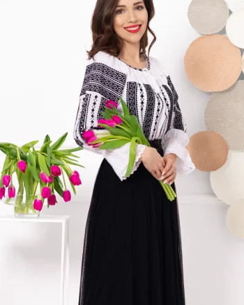 Ie dama traditionala Doinita cu broderie neagra si maneca clopot