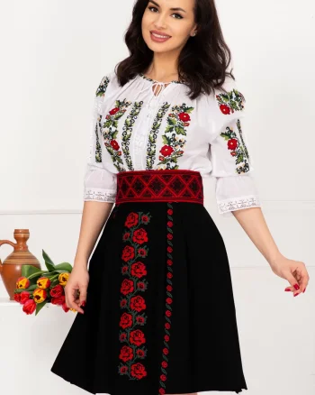Ie brodata traditionala Tamara cu motivul trandafirului