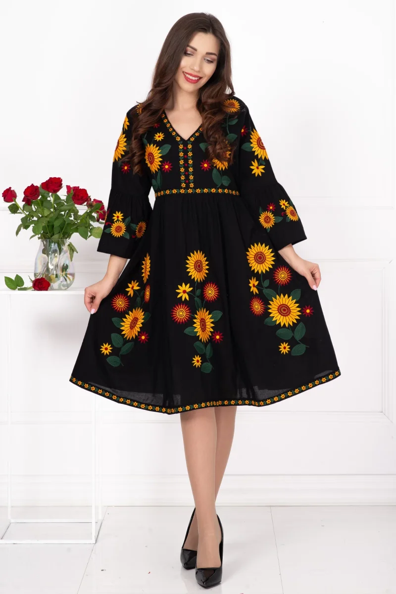 Rochie traditionala neagra Angelica cu floarea soarelui brodata