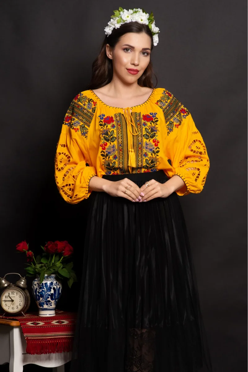 Ie traditionala galbena Stefania cu maneci perforate si broderie florala