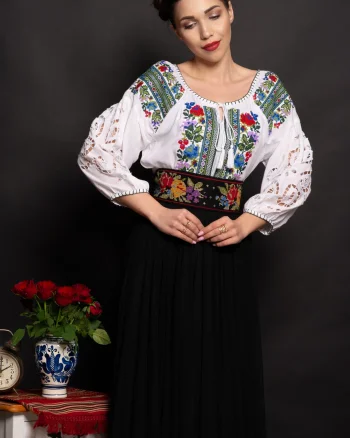 Ie traditionala alba Stefania cu maneci perforate si broderie florala