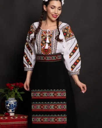 Ie traditionala alba Petunia brodata cu simbolul stelei