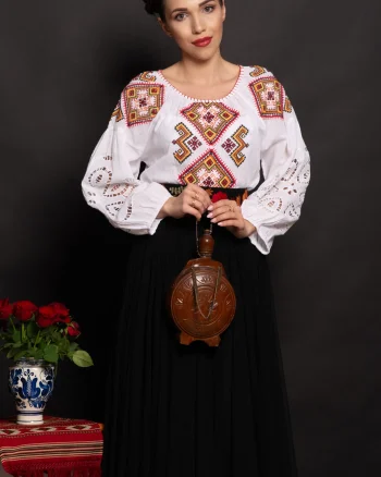 Ie traditionala Pamela cu simbolul rombului si maneci din broderie englezeasca