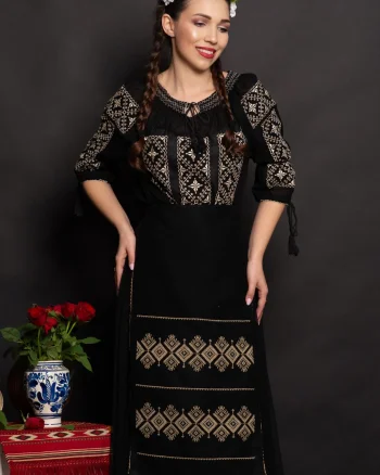 Ie traditionala neagra Nadia cu simbolul crucii brodat