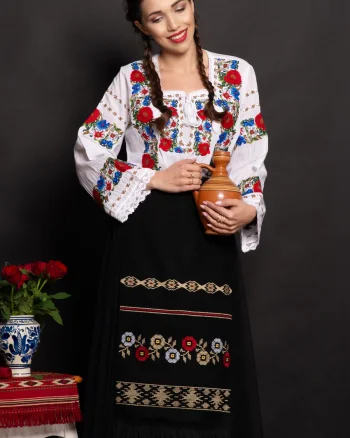 Ie populara Bucovineana cu flori de bujor brodate