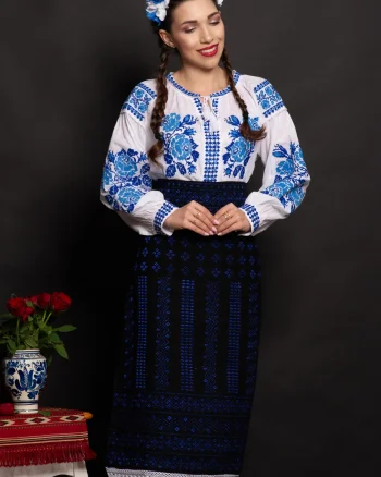 Ie traditionala din bumbac alb Melania cu trandafiri albastri brodati