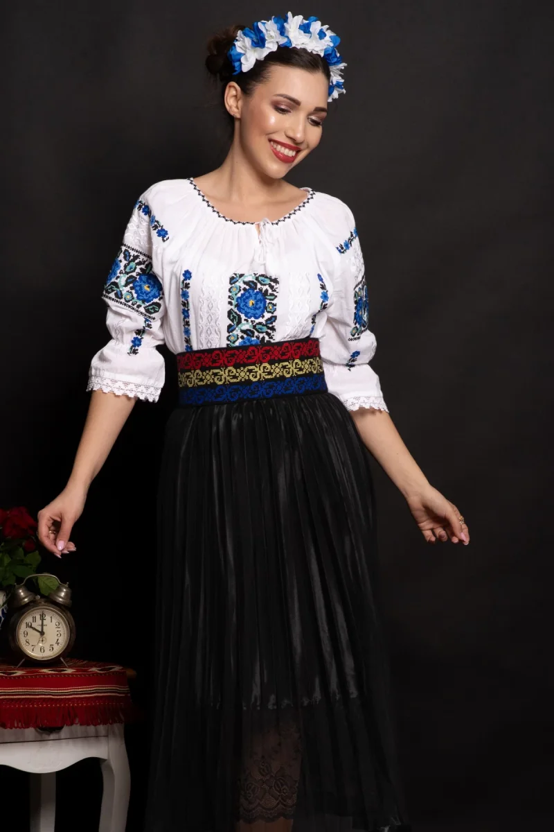 Ie dama traditionala Manuela cu trandafiri albastri brodati