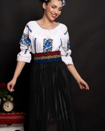 Ie dama traditionala Manuela cu trandafiri albastri brodati