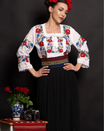 Ie dama alba Luminita cu flori de mac brodate