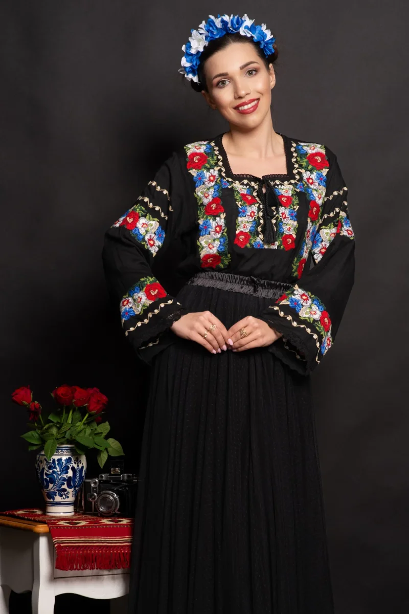 Ie dama neagra Luminita cu flori de mac brodate
