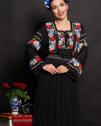 Ie dama neagra Luminita cu flori de mac brodate