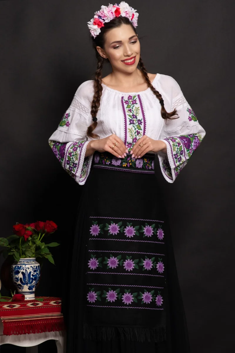 Ie traditionala alba Lioara cu maneca clopot si trandafiri mov brodati