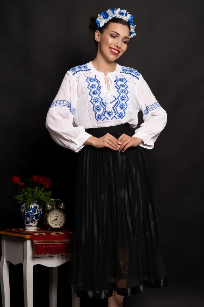Ie traditionala alba Larisa brodata cu simbolul rombului