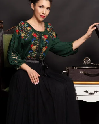 Ie traditionala verde Stefania cu maneci perforate si broderie florala