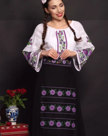 Fota traditionala Lioara cu franjuri si broderie florala mov