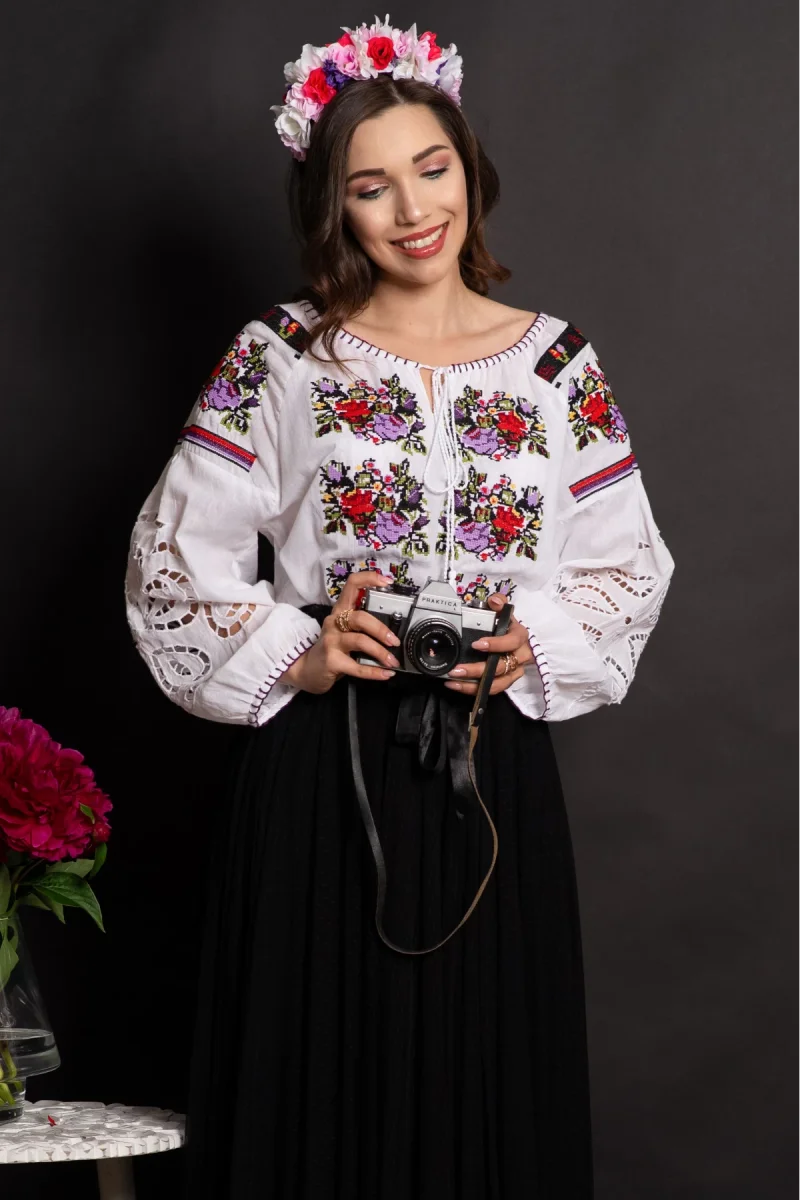 Ie traditionala Sidonia cu maneci perforate si broderie florala
