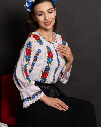 Ie dama traditionala Felicidad din bumbac cu trandafiri rosii si albastri