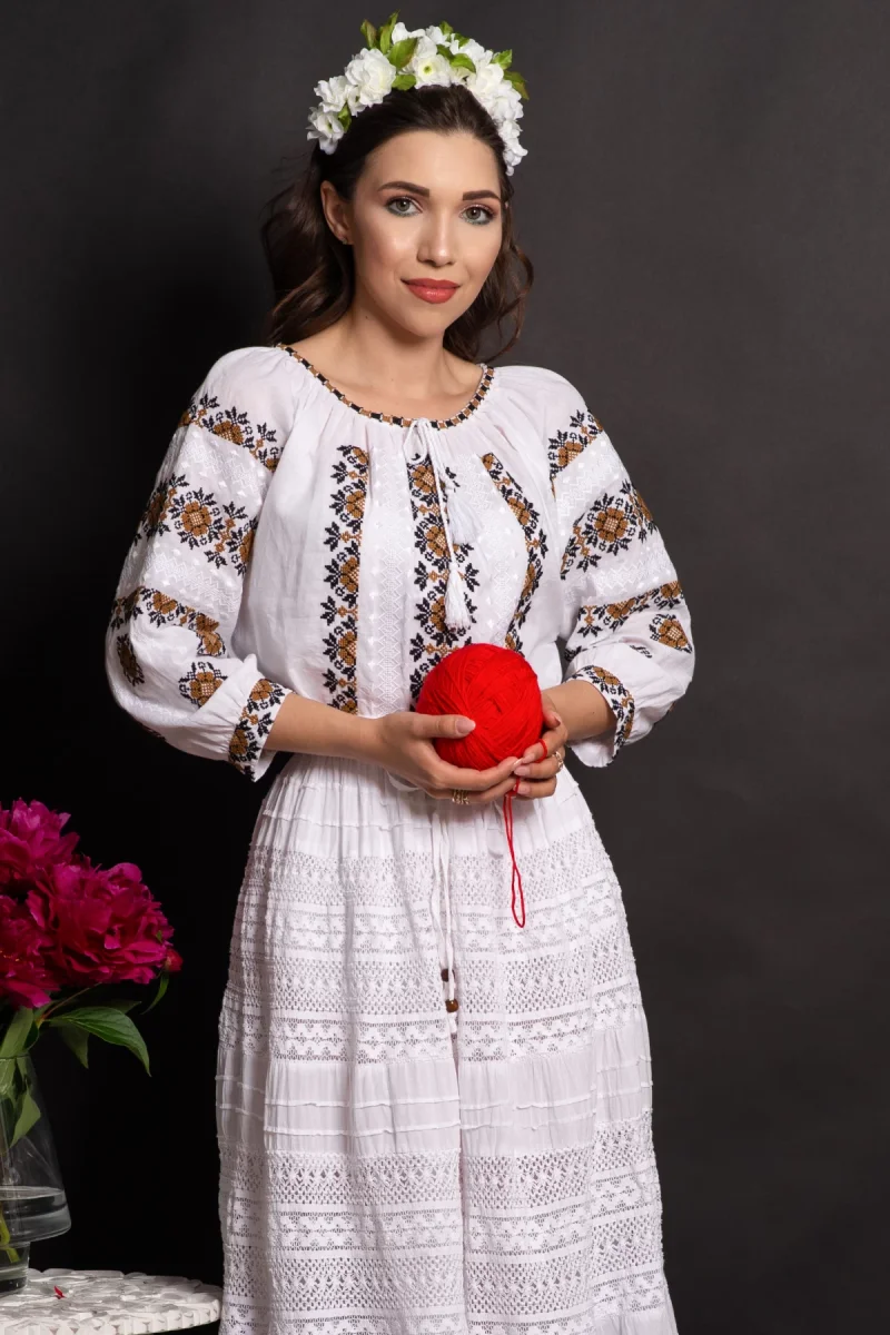 Ie dama traditionala Emiliana cu flori brodate