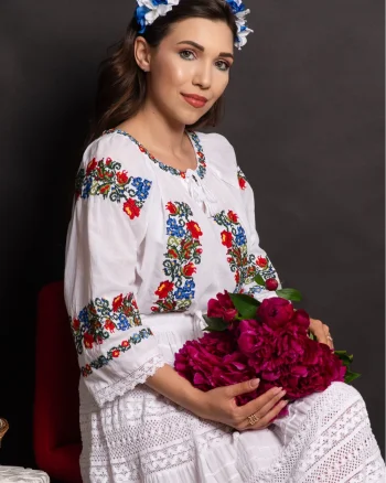 Ie dama traditionala alba Carla din bumbac cu trandafiri brodati