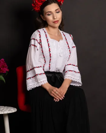 Ie bucovineana alba din bumbac cu floricele brodate
