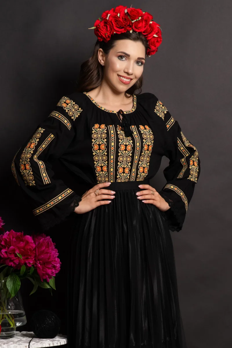 Ie traditionala neagra Lioara cu maneca clopot si broderie florala