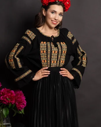 Ie traditionala neagra Lioara cu maneca clopot si broderie florala
