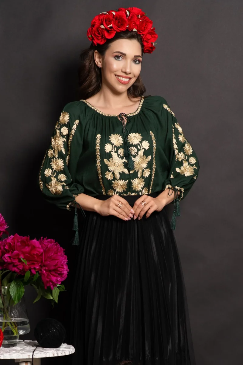 Ie traditionala verde din vascoza Salome cu flori aurii brodate