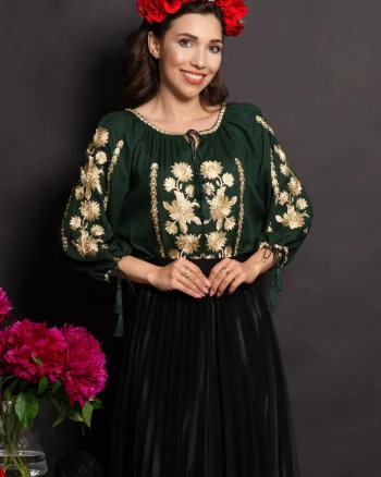 Ie traditionala verde din vascoza Salome cu flori aurii brodate