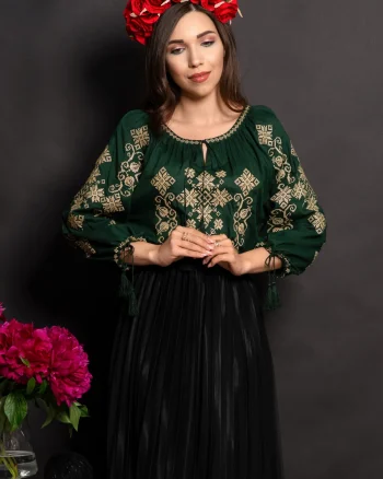 Ie traditionala verde Reyna cu broderie aurie si simbolul rombului