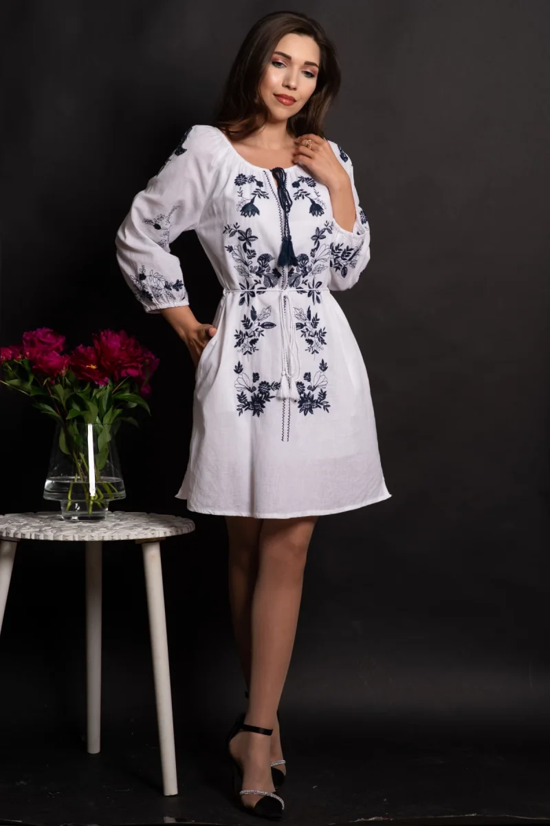 Rochie scurta traditionala din in Briseida cu broderie florala