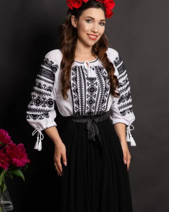 Ie traditionala alba Delfina din bumbac cu broderie neagra