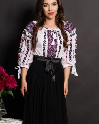 Ie traditionala alba din bumbac Consuelo cu broderie mov si simbolul rombului