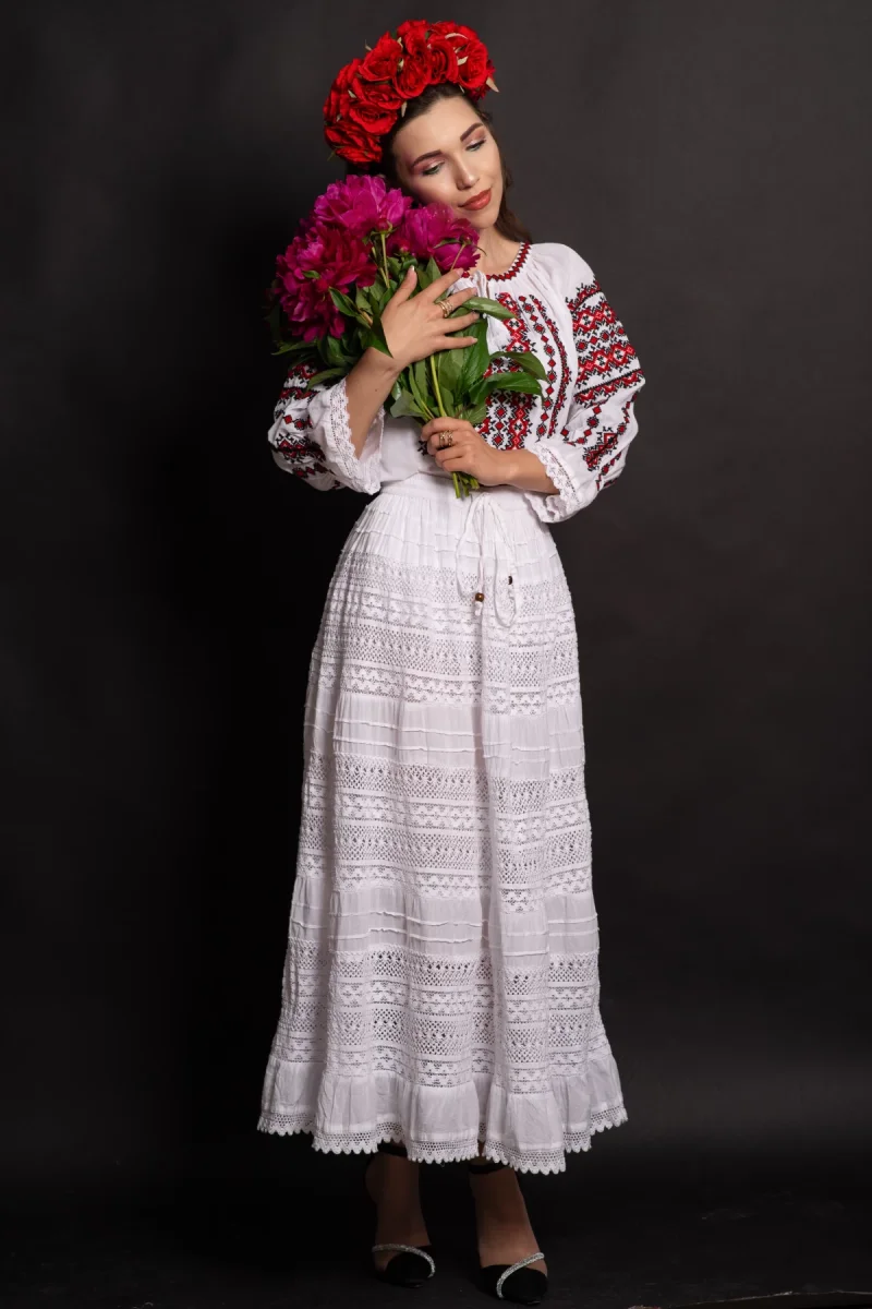 Fusta traditionala alba cu broderie din bumbac