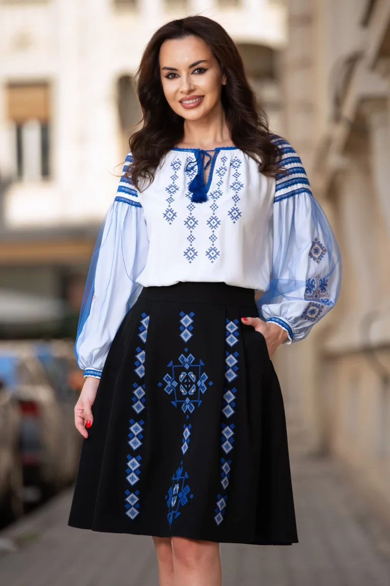 Fusta traditionala neagra in clos brodata cu simbolul rombului