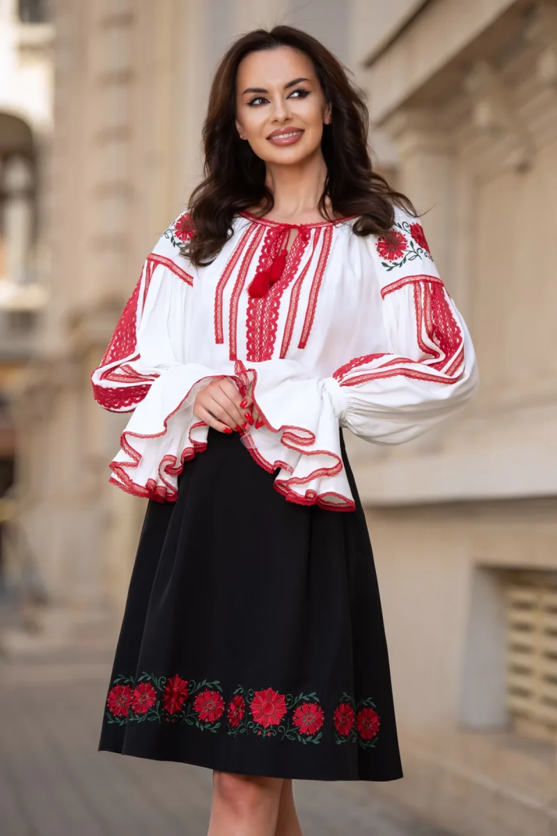 Bluza tip ie alba cu motive traditionale florale rosii