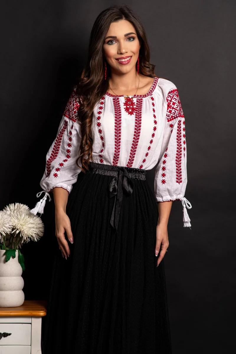 Ie alba din bumbac Marioara cu broderie rosie traditionala