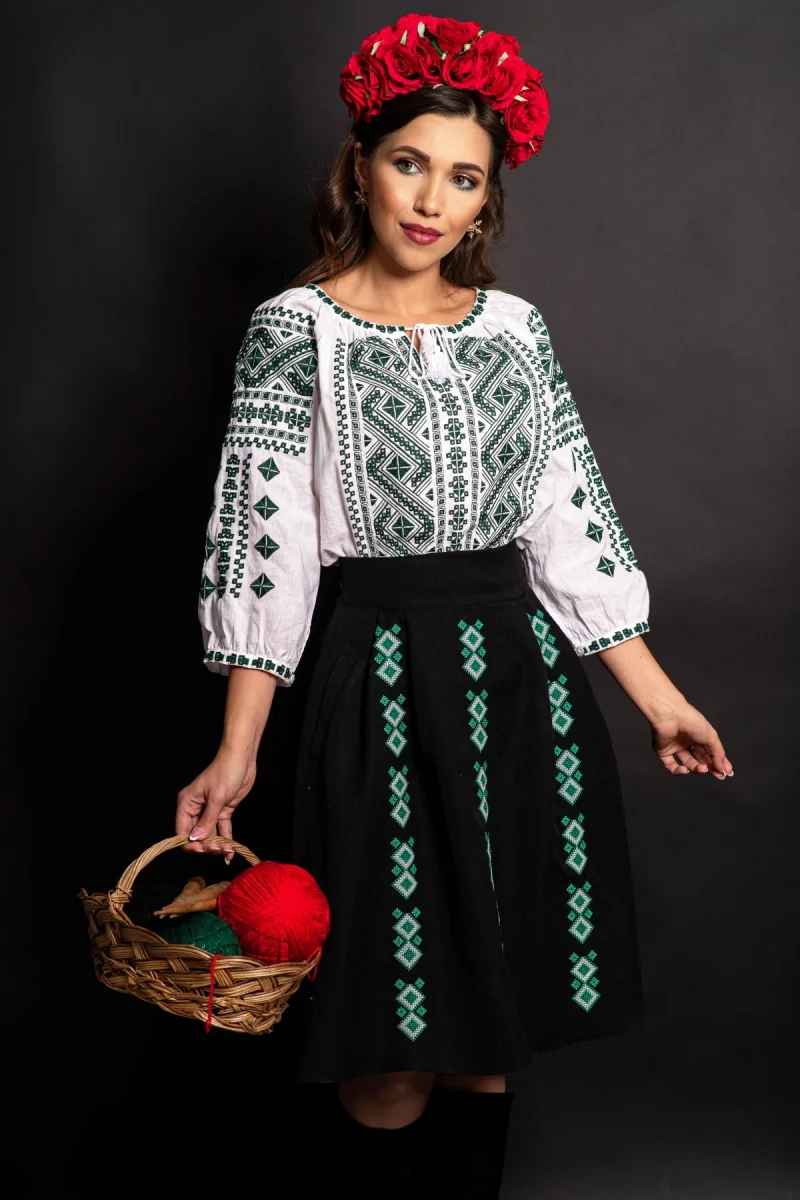 Ie dama alba Corina din bumbac cu broderie verde