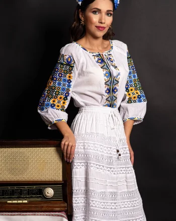 Ie alba din bumbac Lavinia cu simboluri traditionale brodate