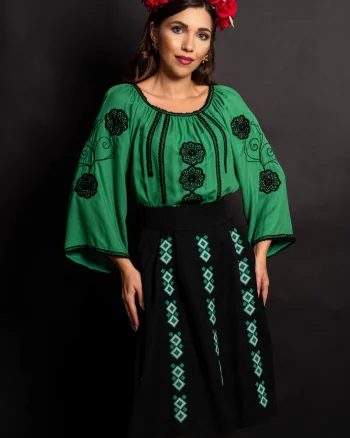 Bluza verde tip ie din vascoza cu broderie traditionala neagra