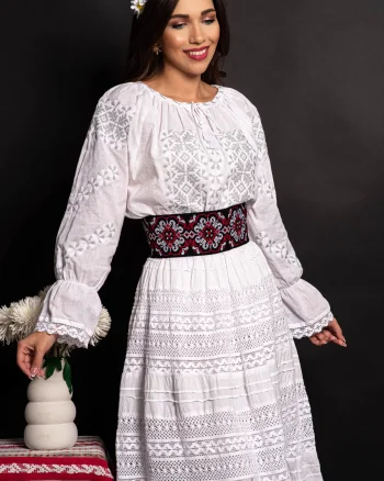 Ie traditionala din bumbac Steluța cu simbolul fulgului de nea cusut cu fir argintiu