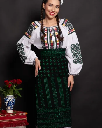 Set catrinta si brau traditional cu broderie verde si simbolul rombului